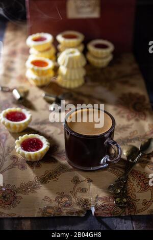 Süße Cupcakes mit Fruchtgelee.Frühstück mit köstlichem Kaffee.Fit Essen und Desserts Stockfoto