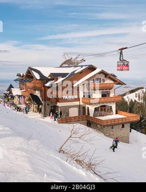 Poayana Brasov, Rumänien - 14. Februar 2020: Berghütte Yager Chalet, neu eröffnet im Januar 2020 im Skigebiet Poayana Brasov, Berg Postavarul. Stockfoto