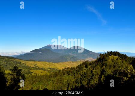 Unglaubliche Aussicht von der Ijen Caldera, Java Stockfoto