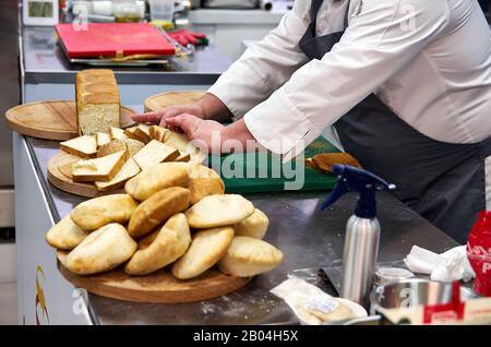 Der Bäcker des Lehrers lehrt, hausgemachtes Brot nach dem Rezept zu machen Stockfoto