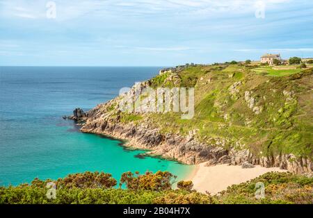 Blick auf Porthcurno Beach im Minack Open Air Theatre, Cornwall, England, Großbritannien Stockfoto