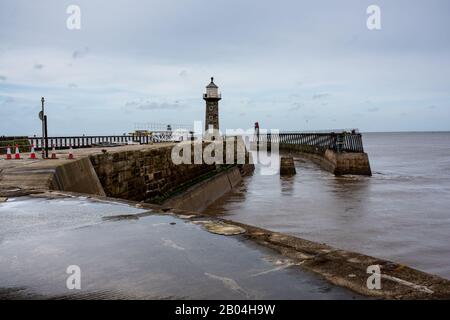 Ruhe in Whitby Harbor während Storm Dennis. Stockfoto