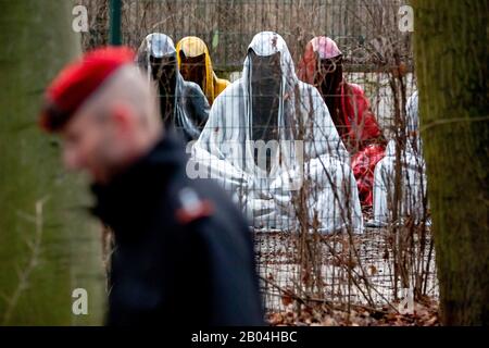 Berlin, Deutschland. Februar 2020. "Die Wächter der Zeit" des österreichischen Künstlers Manfred Kielnhofer steht im Tiergarten auf einem umzäunten Areal, an dem ein Mann vorbeizieht. Credit: Christoph Soeder / dpa / Alamy Live News Stockfoto