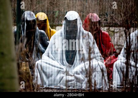 Berlin, Deutschland. Februar 2020. "Die Wächter der Zeit" des österreichischen Künstlers Manfred Kielnhofer befindet sich im Tiergarten auf einem umzäunten Areal. Credit: Christoph Soeder / dpa / Alamy Live News Stockfoto