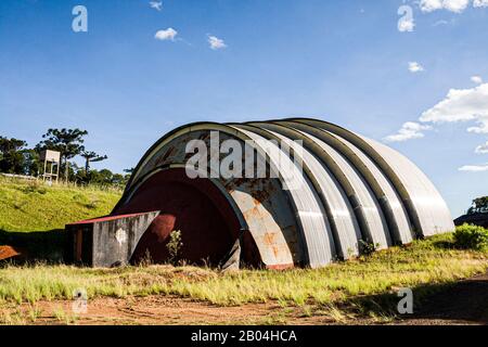 Ginásio em forma de tatu na sede da Reserva Indígena Xapecó. Ipuaçu, Santa Catarina, Brasilien. / Armadillo Shape Gymnasium im Indianerreservat Xapecó. Ip Stockfoto