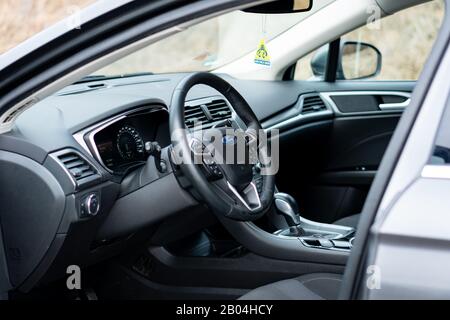 Cluj-Napoca, Cluj/Rumänien-01.31.2020-Ford Mondeo Sport Edition im Detailfoto. Keine Personen, isolierte, saubere Inneneinrichtung, digitales Kombiinstrument, Stockfoto