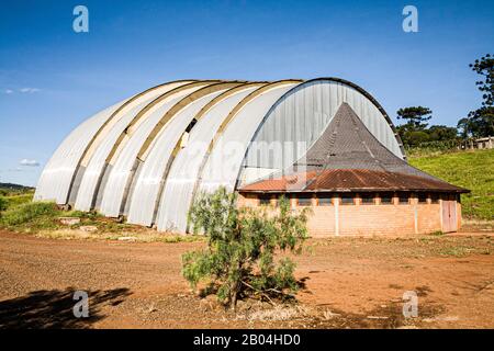 Ginásio em forma de tatu na sede da Reserva Indígena Xapecó. Ipuaçu, Santa Catarina, Brasilien. / Armadillo Shape Gymnasium im Indianerreservat Xapecó. Ip Stockfoto