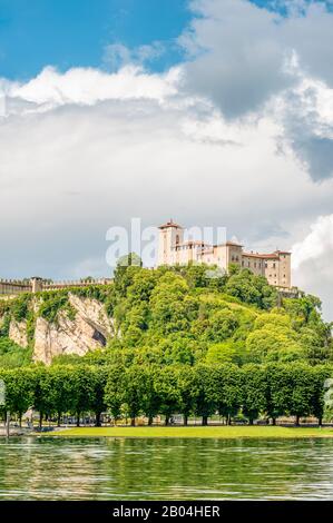 Blick auf Angera und Rocca di Angera am Lago Maggiore gesehen vom Meer entfernt, Varese, Italien Stockfoto