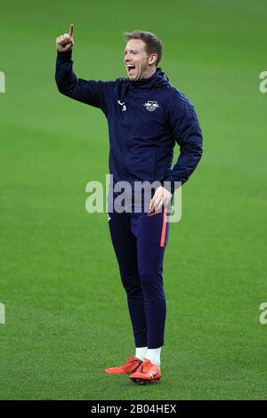 RB-Leipzig-Manager Julian Nagelsmann sieht sich beim Training für das morgige Spiel gegen Tottenham an. UEFA Champions League, RB Leipzig Training und Pressekonferenz im Tottenham Hotspur Stadium in London am Dienstag, 18. Februar 2020. Das Team bereitet sich vor dem morgigen Spiel gegen Tottenham Hotspur vor. Dieses Bild darf nur für redaktionelle Zwecke verwendet werden. Nur redaktionelle Nutzung, Lizenz für kommerzielle Nutzung erforderlich. Keine Verwendung bei Wetten, Spielen oder Einzelpublikationen für Vereine/Liga/Spieler. Pic von Steffan Bowen/Andrew Orchard Sportfotografie/Alamy Live News Stockfoto
