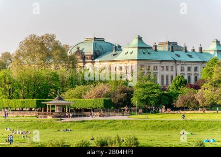 Das historische japanische Schloss in der Inneren Neustadt von Dresden. Er liegt zwischen Palaisplatz und Neustadter Elbufer. Stockfoto