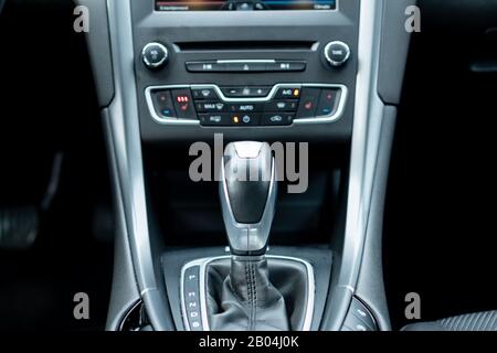 Cluj-Napoca, Cluj/Rumänien-01.31.2020-Ford Mondeo Sport Edition im Detailfoto. Keine Personen, isolierte, saubere Inneneinrichtung, digitales Kombiinstrument, Stockfoto