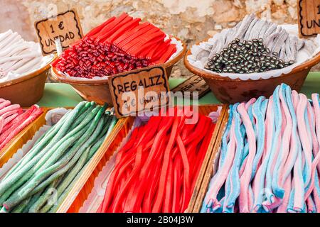 Bunte Süßigkeiten auf dem Porreres Markt zu verkaufen. Regaliz, 3€/unidad (Lizenz, 3€/Einheit). 1€/unidad (1€/Einheit). Porreres, Mallorca, Spanien Stockfoto