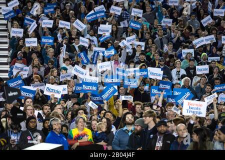 Tacoma, Vereinigte Staaten. Februar 2020. Die Teilnehmer an der Rallye von Senator Bernie Sanders im Tacoma Dome am 17. Februar 2020 in Tacoma, Washington. Credit: The Photo Access/Alamy Live News Stockfoto