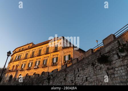 Teano, Caserta, Kampanien. Stadt vorrömischer Herkunft, gelegen an den hängen des Vulkanmassivs von Roccamonfina. Blick auf die Altstadt. Stockfoto