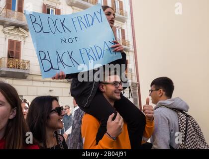 Junge Mädchen protestieren gegen den Klimawandel, indem sie ein Zeichen mit Botschaft zeigen. Stockfoto