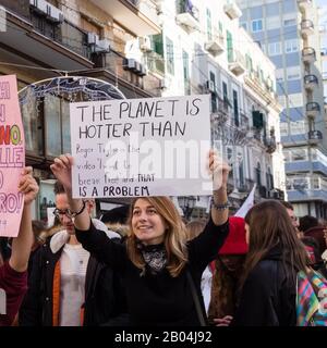 Junge Mädchen protestieren gegen den Klimawandel, indem sie ein Zeichen mit Botschaft zeigen. Stockfoto