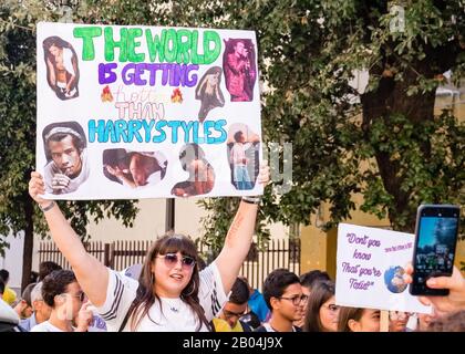 Junge Mädchen protestieren gegen den Klimawandel, indem sie ein Zeichen mit Botschaft zeigen. Stockfoto