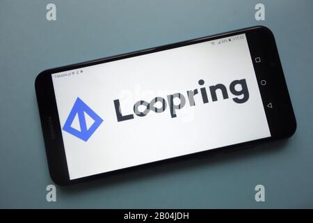 Loopring (LRC)-Kryptokurrency-Logo wird auf dem Smartphone angezeigt Stockfoto