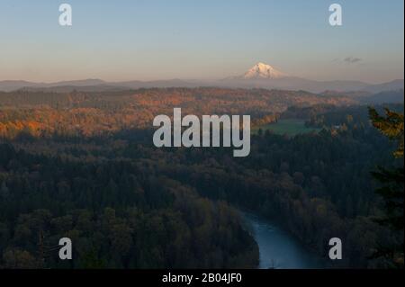 Blick im Herbst vom Jonsrud Aussichtspunkt auf das Sandy River Valley, das Cascade Mountains und Mt. Hood in der Nähe Von Sandy in Oregon, USA. Stockfoto