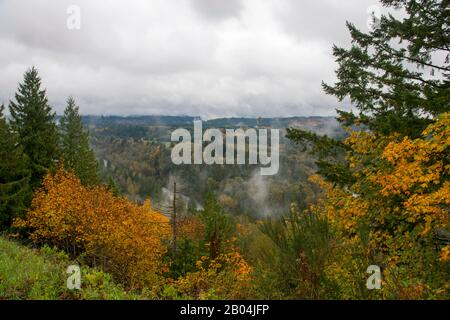 Blick im Herbst vom Jonsrud Aussichtspunkt auf das Sandy River Tal in der Nähe Von Sandy in Oregon, USA. Stockfoto