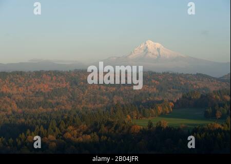 Blick im Herbst vom Jonsrud Aussichtspunkt auf das Sandy River Valley, das Cascade Mountains und Mt. Hood in der Nähe Von Sandy in Oregon, USA. Stockfoto