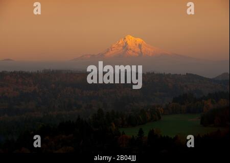 Abendblick im Herbst vom Jonsrud Aussichtspunkt des Sandy River Tals, des Cascade Mountains und des Mt. Hood in der Nähe Von Sandy in Oregon, USA. Stockfoto