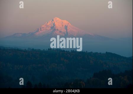 Blick im Herbst vom Jonsrud Aussichtspunkt auf das Sandy River Valley, das Cascade Mountains und Mt. Hood in der Nähe Von Sandy in Oregon, USA. Stockfoto