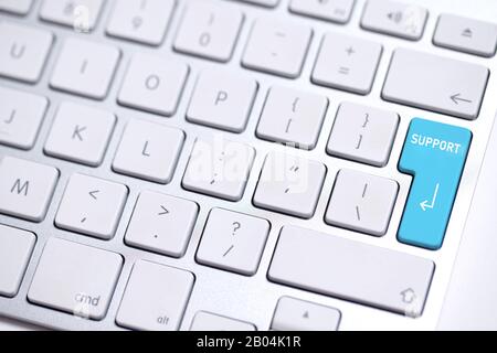 Tastatur mit hellblauer ENTER-Taste und dem Wort "Support" darauf Stockfoto