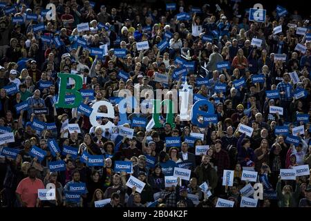 Tacoma, Vereinigte Staaten. Februar 2020. Die Teilnehmer an der Rallye von Senator Bernie Sanders im Tacoma Dome am 17. Februar 2020 in Tacoma, Washington. Credit: The Photo Access/Alamy Live News Stockfoto