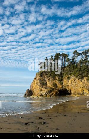 Strand im Hug Point State Park in der Nähe von Cannon Beach in Oregon, USA. Stockfoto