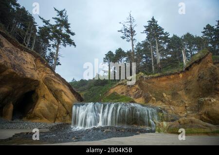 Blick auf den Wasserfall im Hug Point State Park in der Nähe von Cannon Beach in Oregon, USA. Stockfoto