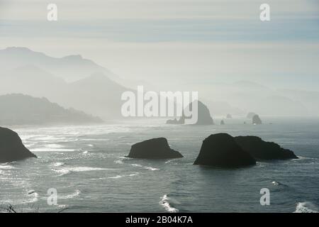 Blick auf den hintergrundbeleuchteten Haystack Rock- und Seestapel vom Ecola State Park, nördlich von Cannon Beach an der nördlichen Oregon Coast, USA. Stockfoto