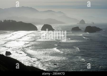 Blick auf den hintergrundbeleuchteten Haystack Rock- und Seestapel vom Ecola State Park, nördlich von Cannon Beach an der nördlichen Oregon Coast, USA. Stockfoto