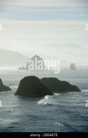 Blick auf den hintergrundbeleuchteten Haystack Rock- und Seestapel vom Ecola State Park, nördlich von Cannon Beach an der nördlichen Oregon Coast, USA. Stockfoto