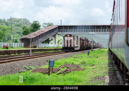 Ro-Ro-Zug (Roll On Roll Off), der LKWs am Bahnhof Khed der Konkan Railway, Maharashtra, Indien, transportiert Stockfoto