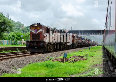 Ro-Ro-Zug (Roll On Roll Off), der LKWs am Bahnhof Khed der Konkan Railway, Maharashtra, Indien, transportiert Stockfoto