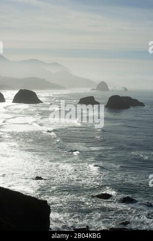 Blick auf den hintergrundbeleuchteten Haystack Rock- und Seestapel vom Ecola State Park, nördlich von Cannon Beach an der nördlichen Oregon Coast, USA. Stockfoto