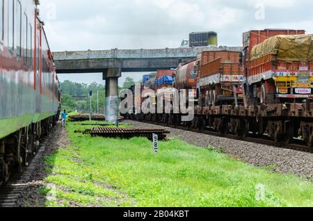 Ro-Ro-Zug (Roll On Roll Off), der LKWs am Bahnhof Khed der Konkan Railway, Maharashtra, Indien, transportiert Stockfoto