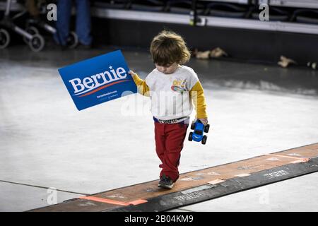 Tacoma, Vereinigte Staaten. Februar 2020. Die Teilnehmer an der Rallye von Senator Bernie Sanders im Tacoma Dome am 17. Februar 2020 in Tacoma, Washington. Credit: The Photo Access/Alamy Live News Stockfoto