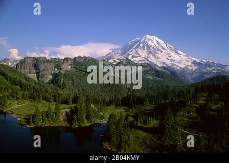 Blick auf Mount Rainier und Eunice Lake in Mt. Rainier National Park, Washington State in den Vereinigten Staaten. Stockfoto