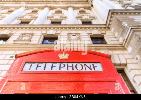 Die Spitze der berühmten britischen roten Telefonbox gegen historische Gebäude in Westminster, London, England, Großbritannien Stockfoto