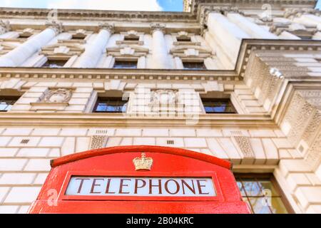 Die Spitze der berühmten britischen roten Telefonbox gegen historische Gebäude in Westminster, London, England, Großbritannien Stockfoto