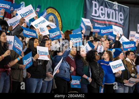 Tacoma, Vereinigte Staaten. Februar 2020. Die Teilnehmer an der Rallye von Senator Bernie Sanders im Tacoma Dome am 17. Februar 2020 in Tacoma, Washington. Credit: The Photo Access/Alamy Live News Stockfoto