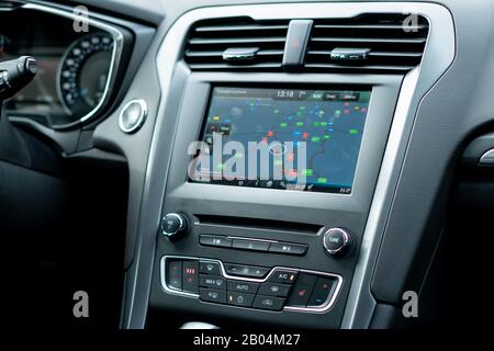 Cluj-Napoca, Cluj/Rumänien-01.31.2020-Ford Mondeo Sport Edition im Detailfoto. Keine Personen, isolierte, saubere Inneneinrichtung, digitales Kombiinstrument, Stockfoto