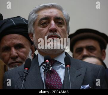 (200218) -- KABUL, 18. Februar 2020 (Xinhua) -- Abdullah Abdullah (Front) spricht während einer Pressekonferenz nach den Endergebnissen der 28. September Präsidentschaftswahlen in Kabul, der Hauptstadt Afghanistans, am 18. Februar 2020. Die afghanische wahlkommission kündigte am Dienstag die endgültigen Ergebnisse der 28. Sept.-Präsidentschaftswahlen an und erklärte Amtsinhaber Mohammad Ashraf Ghani zum Sieger. Ghanis Rivale und Hauptgeschäftsführer seiner Regierung der nationalen Einheit Abdullah Abdullah stand an zweiter Stelle. Abdullah wies das Ergebnis jedoch als "unfair" zurück und sagte, er sei der Gewinner der Wahl und verdient es dafür Stockfoto