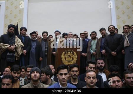 (200218) -- KABUL, 18. Februar 2020 (Xinhua) -- Abdullah Abdullah (C) spricht während einer Pressekonferenz nach den Endergebnissen der 28. September Präsidentschaftswahlen in Kabul, der Hauptstadt Afghanistans, am 18. Februar 2020. Die afghanische wahlkommission kündigte am Dienstag die endgültigen Ergebnisse der 28. Sept.-Präsidentschaftswahlen an und erklärte Amtsinhaber Mohammad Ashraf Ghani zum Sieger. Ghanis Rivale und Hauptgeschäftsführer seiner Regierung der nationalen Einheit Abdullah Abdullah stand an zweiter Stelle. Abdullah wies das Ergebnis jedoch als "unfair" zurück und sagte, er sei der Gewinner der Wahl und verdient es, sich Go zu bilden Stockfoto