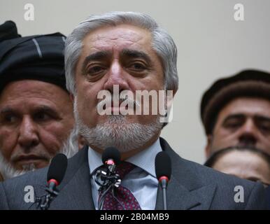 (200218) -- KABUL, 18. Februar 2020 (Xinhua) -- Abdullah Abdullah (Front) spricht während einer Pressekonferenz nach den Endergebnissen der 28. September Präsidentschaftswahlen in Kabul, der Hauptstadt Afghanistans, am 18. Februar 2020. Die afghanische wahlkommission kündigte am Dienstag die endgültigen Ergebnisse der 28. Sept.-Präsidentschaftswahlen an und erklärte Amtsinhaber Mohammad Ashraf Ghani zum Sieger. Ghanis Rivale und Hauptgeschäftsführer seiner Regierung der nationalen Einheit Abdullah Abdullah stand an zweiter Stelle. Abdullah wies das Ergebnis jedoch als "unfair" zurück und sagte, er sei der Gewinner der Wahl und verdient es dafür Stockfoto