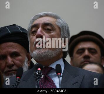 (200218) -- KABUL, 18. Februar 2020 (Xinhua) -- Abdullah Abdullah (Front) spricht während einer Pressekonferenz nach den Endergebnissen der 28. September Präsidentschaftswahlen in Kabul, der Hauptstadt Afghanistans, am 18. Februar 2020. Die afghanische wahlkommission kündigte am Dienstag die endgültigen Ergebnisse der 28. Sept.-Präsidentschaftswahlen an und erklärte Amtsinhaber Mohammad Ashraf Ghani zum Sieger. Ghanis Rivale und Hauptgeschäftsführer seiner Regierung der nationalen Einheit Abdullah Abdullah stand an zweiter Stelle. Abdullah wies das Ergebnis jedoch als "unfair" zurück und sagte, er sei der Gewinner der Wahl und verdient es dafür Stockfoto