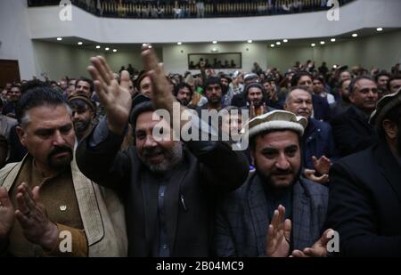 (200218) -- KABUL, 18. Februar 2020 (Xinhua) -- Anhänger Abdullah Abdullahs nehmen nach den Endergebnissen der 28. September Präsidentschaftswahlen in Kabul, der Hauptstadt Afghanistans, am 18. Februar 2020 an einer Pressekonferenz Teil. Die afghanische wahlkommission kündigte am Dienstag die endgültigen Ergebnisse der 28. Sept.-Präsidentschaftswahlen an und erklärte Amtsinhaber Mohammad Ashraf Ghani zum Sieger. Ghanis Rivale und Hauptgeschäftsführer seiner Regierung der nationalen Einheit Abdullah Abdullah stand an zweiter Stelle. Abdullah wies das Ergebnis jedoch als "unfair" zurück und sagte, er sei der Gewinner der Wahl und verdient die Bildung Stockfoto