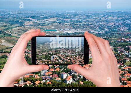 Panorama der Republik San Marino in Italien. Foto am Telefon aufgenommen Stockfoto